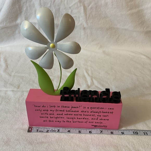 Maggie Lindley - my soul’s window “friends” sign with white daisy - Picture 7 of 9